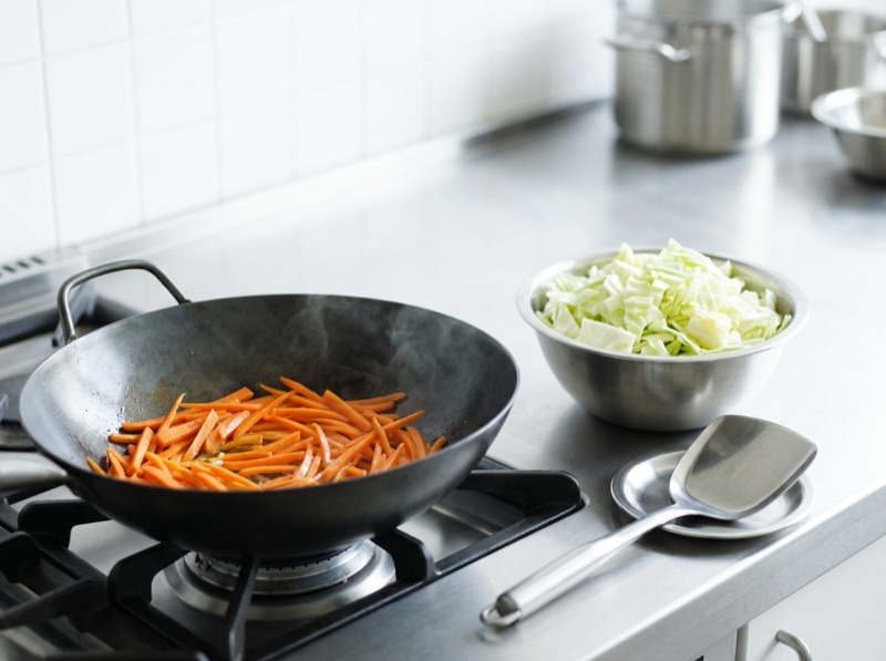 野菜は火の通る時間をずらして入れる