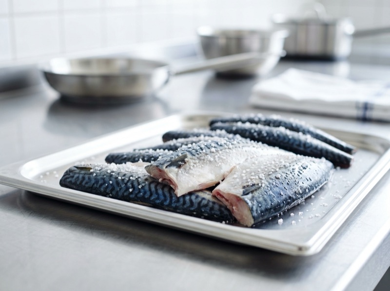 青魚の臭みは薄皮と塩で出た水で抜く